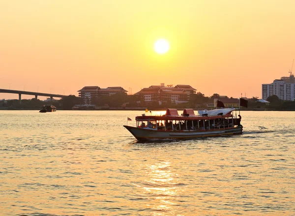 Sonnenuntergang am chao phraya Fluss mit einem Boot. — Stockfoto