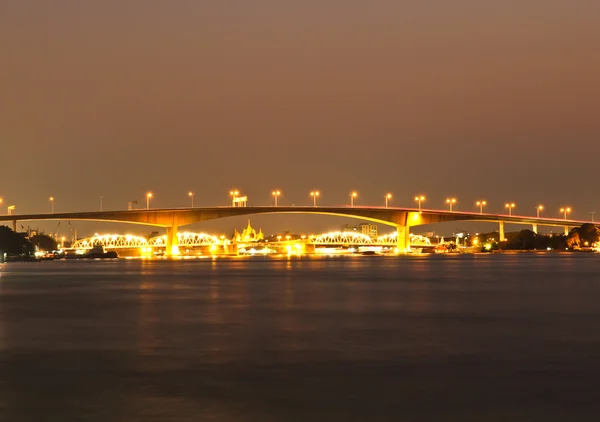 Podul Rama III traversează râul Chao Phraya noaptea . — Fotografie, imagine de stoc