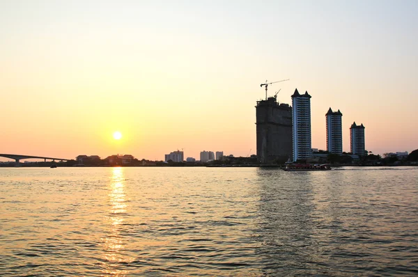 Západ slunce na řece chao phraya — Stock fotografie