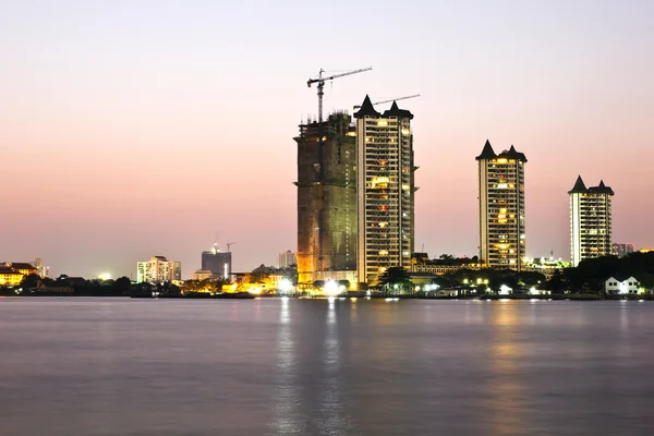 Gebouwen langs de rivier bij zonsondergang. het uitzicht vanuit asiatique. bij — Stockfoto