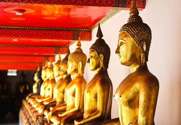 Buddha Wat Pho temppeli peräkkäin hienosti Bangkokissa, Thaimaassa . — kuvapankkivalokuva