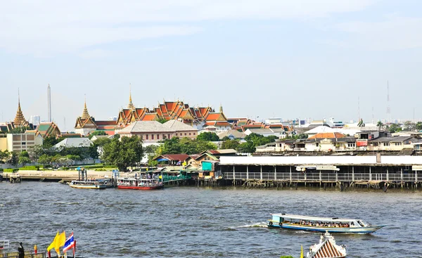 Grand palace and the city of Bangkok along Chao Praya River — Stock Photo, Image