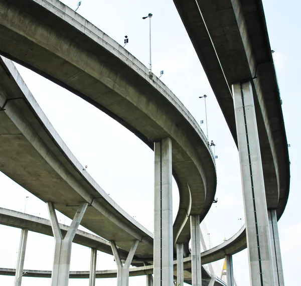 Auto-estrada elevada. A curva da ponte suspensa, Tailândia . — Fotografia de Stock