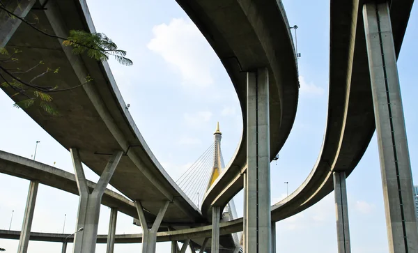 Auto-estrada elevada. A curva da ponte suspensa, Tailândia . — Fotografia de Stock