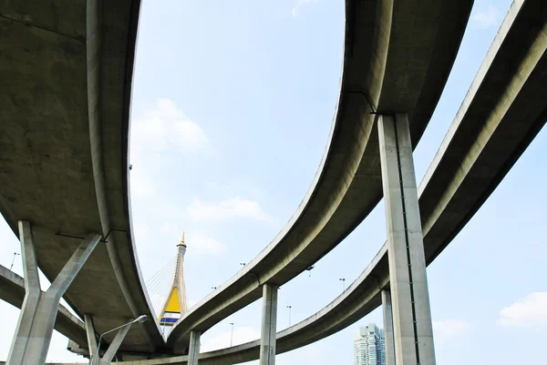 Αυξημένα ταχείας κυκλοφορίας. η καμπύλη της κρεμαστής γέφυρας, Ταϊλάνδη. — Φωτογραφία Αρχείου