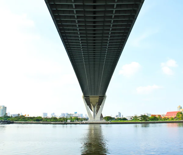 Sotto il ponte sospeso della tangenziale industriale — Foto Stock
