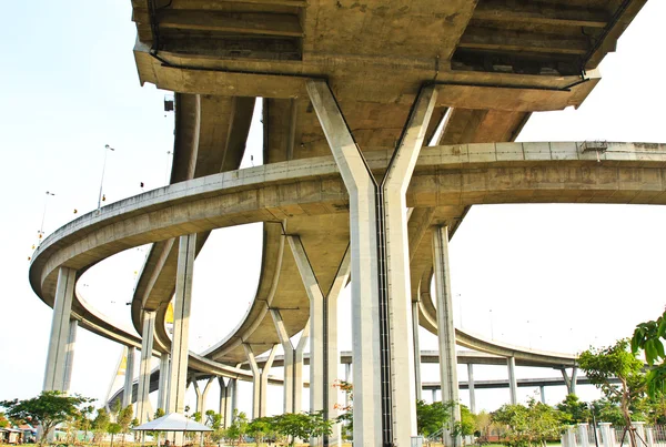 高架高速道路。サスペンション ブリッジ、タイの曲線. — ストック写真