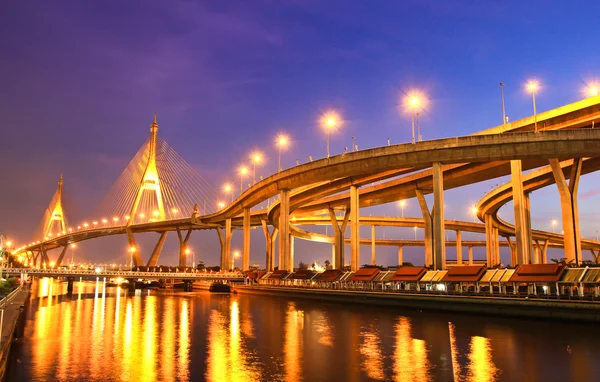 Ponte Bhumibol sob crepúsculo, Bangkok, Tailândia — Fotografia de Stock