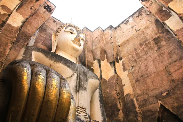 Grande Buda em Wat Si Chum no Parque Histórico de Sukhothai, Tailândia — Fotografia de Stock