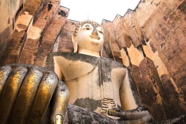 Grande Buda em Wat Si Chum no Parque Histórico de Sukhothai, Tailândia — Fotografia de Stock