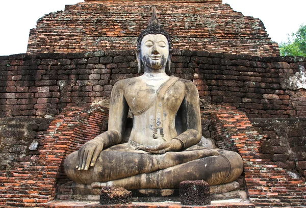 Antigua estatua de buda. Parque histórico de Sukhothai, el casco antiguo o — Foto de Stock