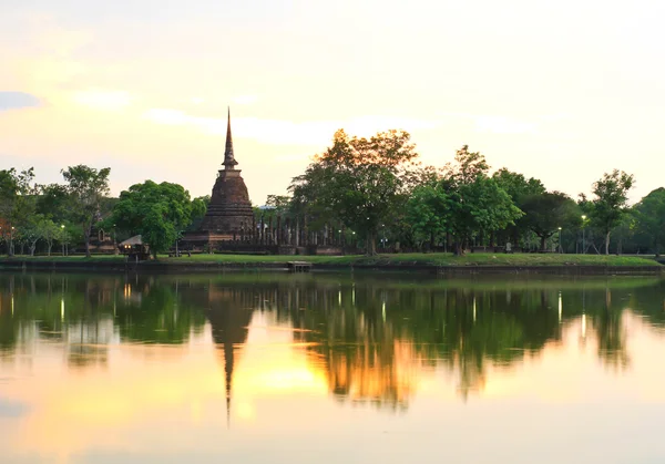 Parque histórico de Sukhothai ao pôr do sol, a cidade velha de Tailândia em — Fotografia de Stock