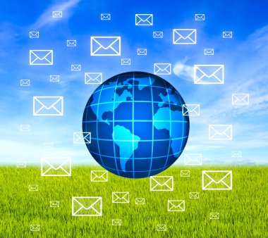 Küre ve mavi gökyüzü arka plan zarflara.