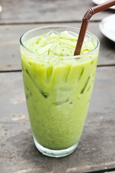 Té verde hielo con una paja — Foto de Stock