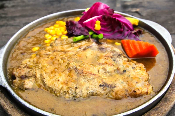 Filete de cerdo asado en una sartén — Foto de Stock