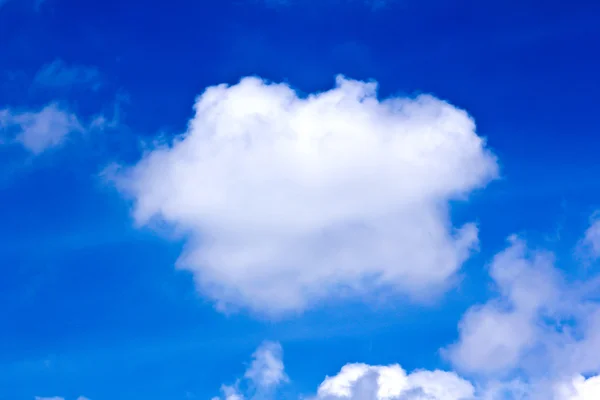 Blauer Himmel mit Wolkennahaufnahme — Stockfoto