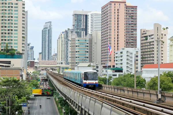 Sky tåg järnväg i Bangkok med business building — Stockfoto