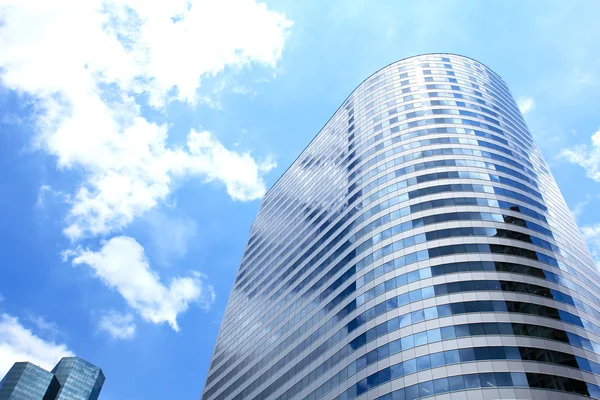 Edifício de escritórios no business center — Fotografia de Stock