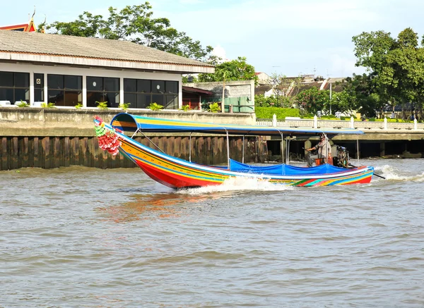 Boot op de chao phraya-rivier, bangkok, thailand — Stockfoto