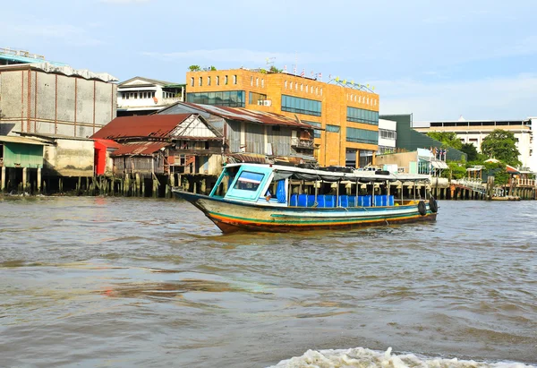 Bateau sur la rivière Chao Phraya, Bangkok, Thaïlande — Photo