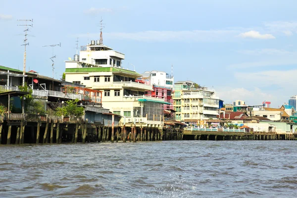 Budynki mieszkalne z łodzią wzdłuż rzeki chao phraya — Zdjęcie stockowe