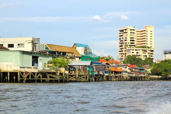 Edificios residenciales vistos desde el barco a lo largo del río Chao Phraya —  Fotos de Stock