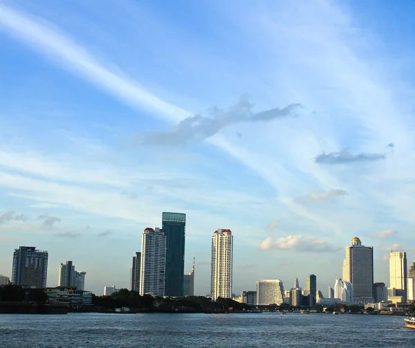 Bangkok città lungo il fiume Chao Praya, Thailandia — Foto Stock