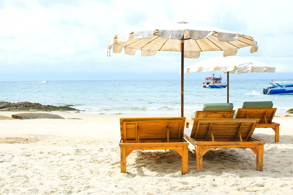 Beach chairs on tropical white sand beach — Stock Photo, Image
