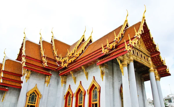 Traditionelle thailändische Architektur, wat benjamaborphit oder Marmor Temp — Stockfoto