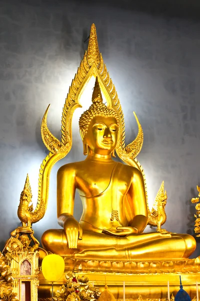 La célèbre image de Bouddha d'or dans Wat Benchamabophit (Tem marbre — Photo