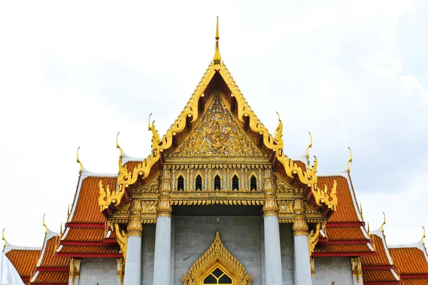 Traditionelle thailändische Architektur, wat benjamaborphit oder Marmor Temp — Stockfoto