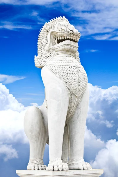 Antique guardian lion sculpture on blue sky background. — Stock Photo, Image