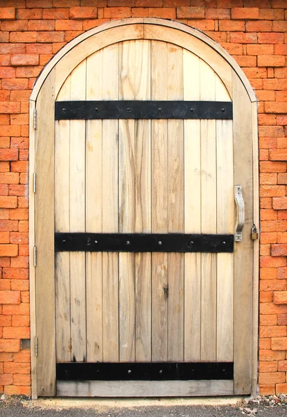 Staré dřevěné dveře styl na cihlovou zeď — Stock fotografie