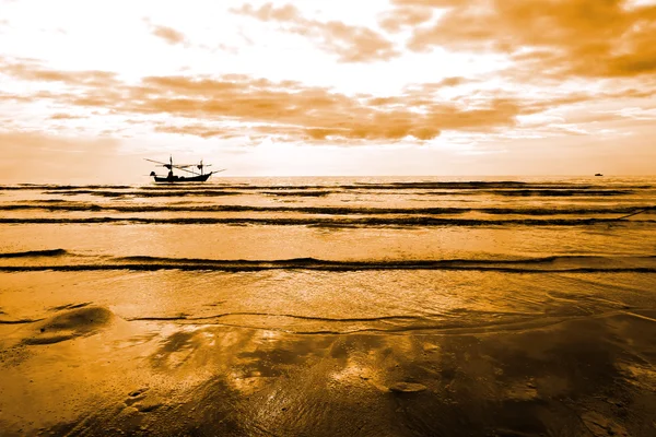 Barco de pesca em um fundo de um belo pôr do sol — Fotografia de Stock