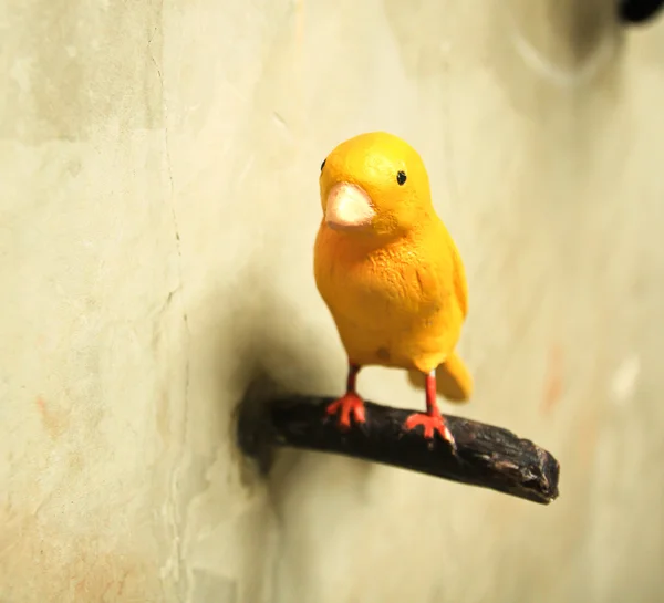 Bird sculpture colorful on wall — Stock Photo, Image