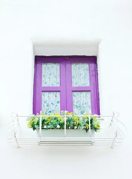 Pencere ve çiçek kutusu — Stok fotoğraf