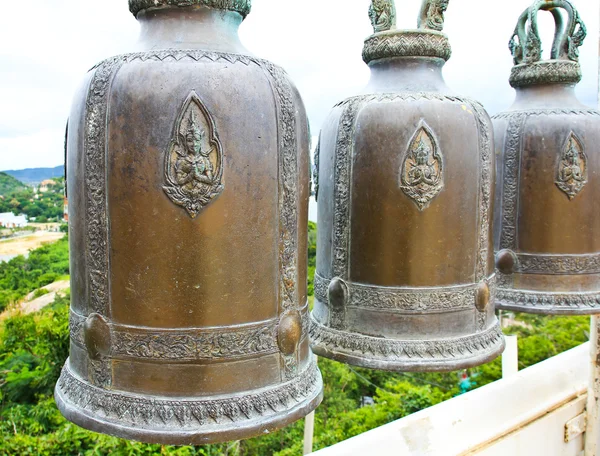 Campanas del templo colgadas para que cada uno las tocara para su propio fo —  Fotos de Stock