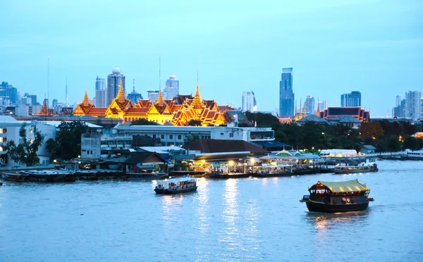 Aerial view of Grand palace with Chao Phraya river at night — Stock Photo, Image