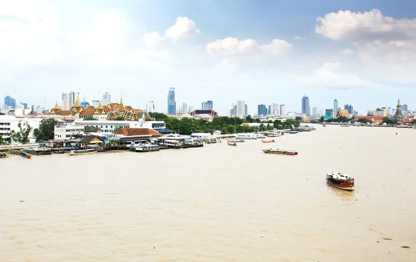 Şehir bangkok chao phraya Nehri ile havadan görünümü