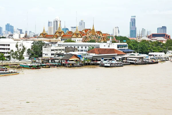 Вид с воздуха на город Бангкок с рекой Чао Прайя — стоковое фото