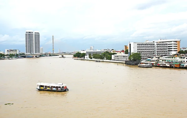 Vista aérea de la ciudad de Bangkok con río Chao Phraya — Foto de Stock