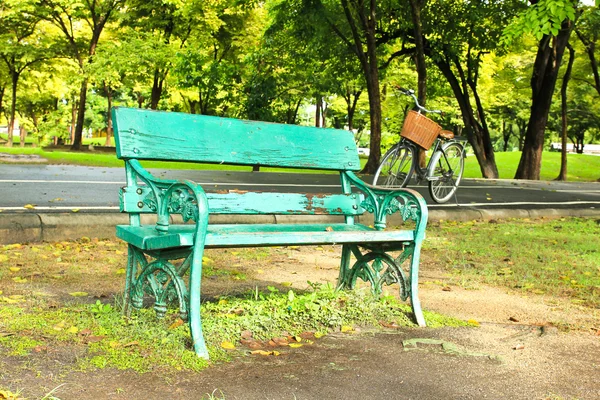 Ławka w parku — Zdjęcie stockowe