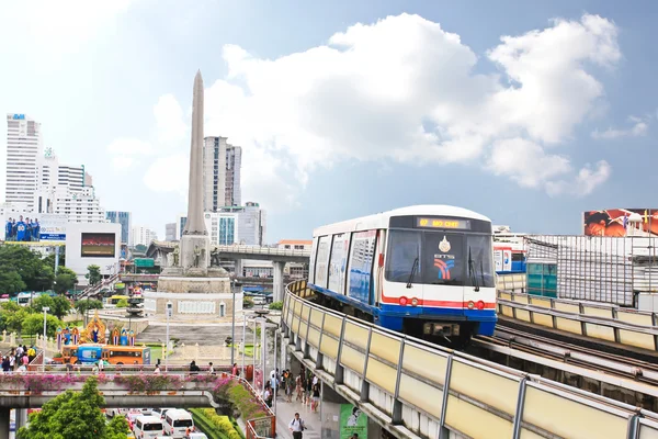 BANGKOK - SEP 16: A BTS Skytrain in the city on September 16, 20 — Stock Photo, Image