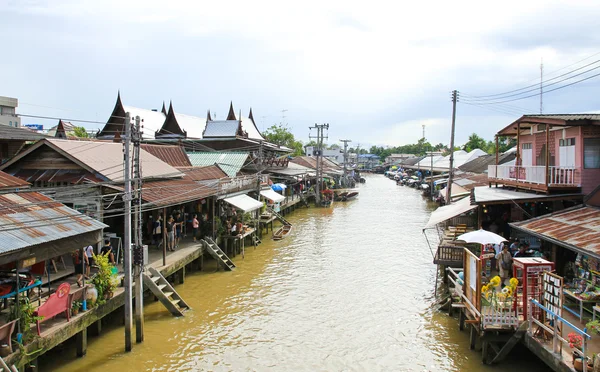 Samut songkhram, thailand - sep 21: trähus längs amphawa — Stockfoto