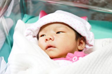 Asyalı bebek kız hastanede