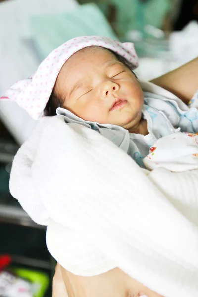Novorozeně Asijská dívka spí — Stock fotografie