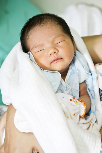 Novorozeně Asijská dívka spí — Stock fotografie