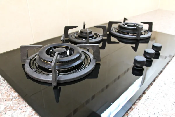 Piano cottura a gas in vetro nero in cucina — Foto Stock