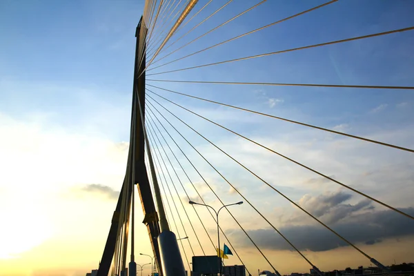 Il ponte Rama VIII sul fiume Chao Praya al tramonto a Bang — Foto Stock