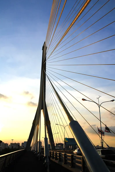 A ponte Rama VIII sobre o rio Chao Praya ao pôr-do-sol em Bang — Fotografia de Stock
